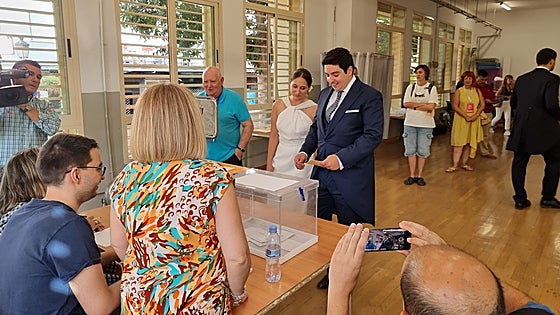 Todo es posible en Granada: casarse, celebrarlo y por la mañana, tras los churros, votar