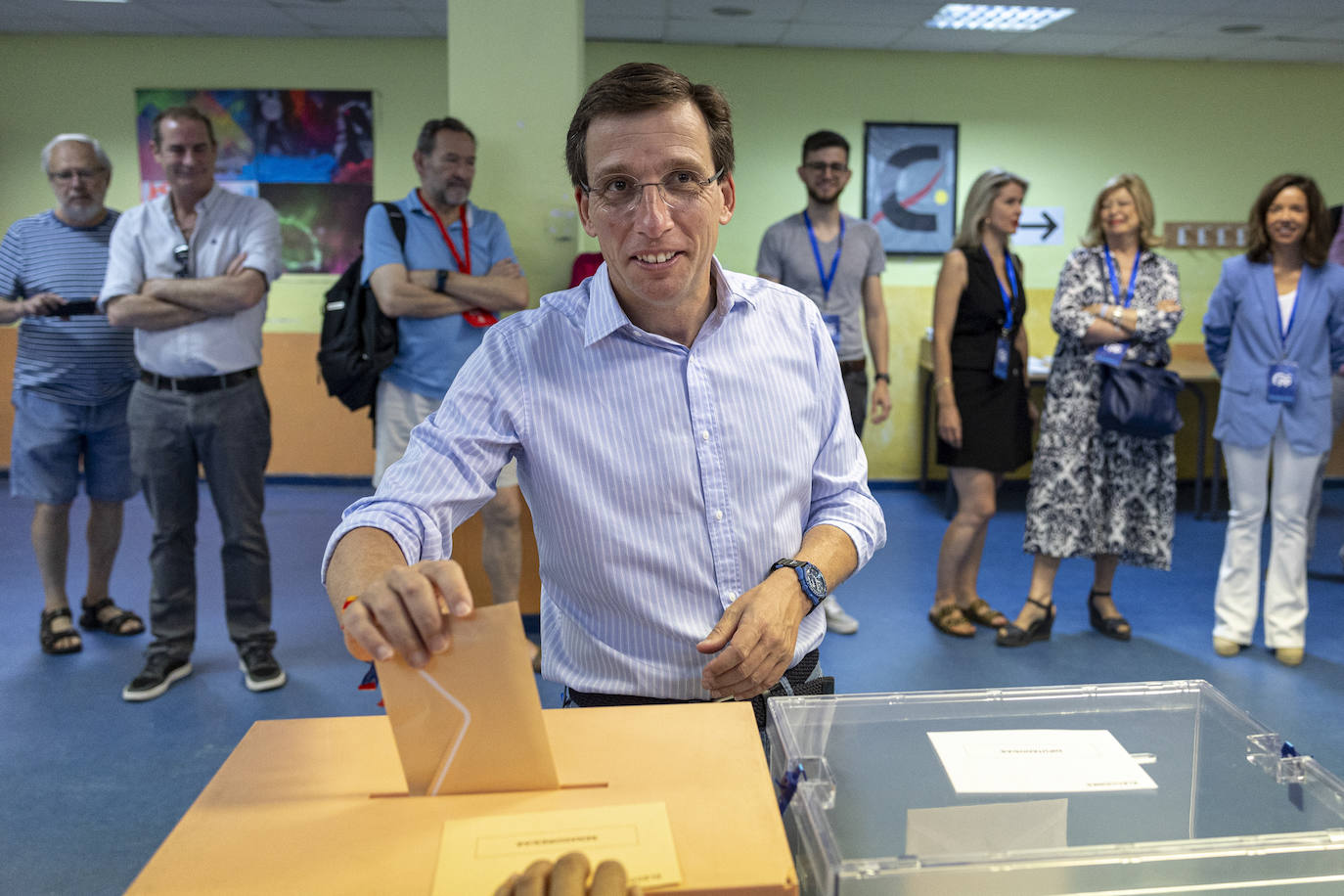 El alcalde de Madrid, José Luís Martínez-Almeida, vota en el CEIP Ortega y Gasset en Madrid