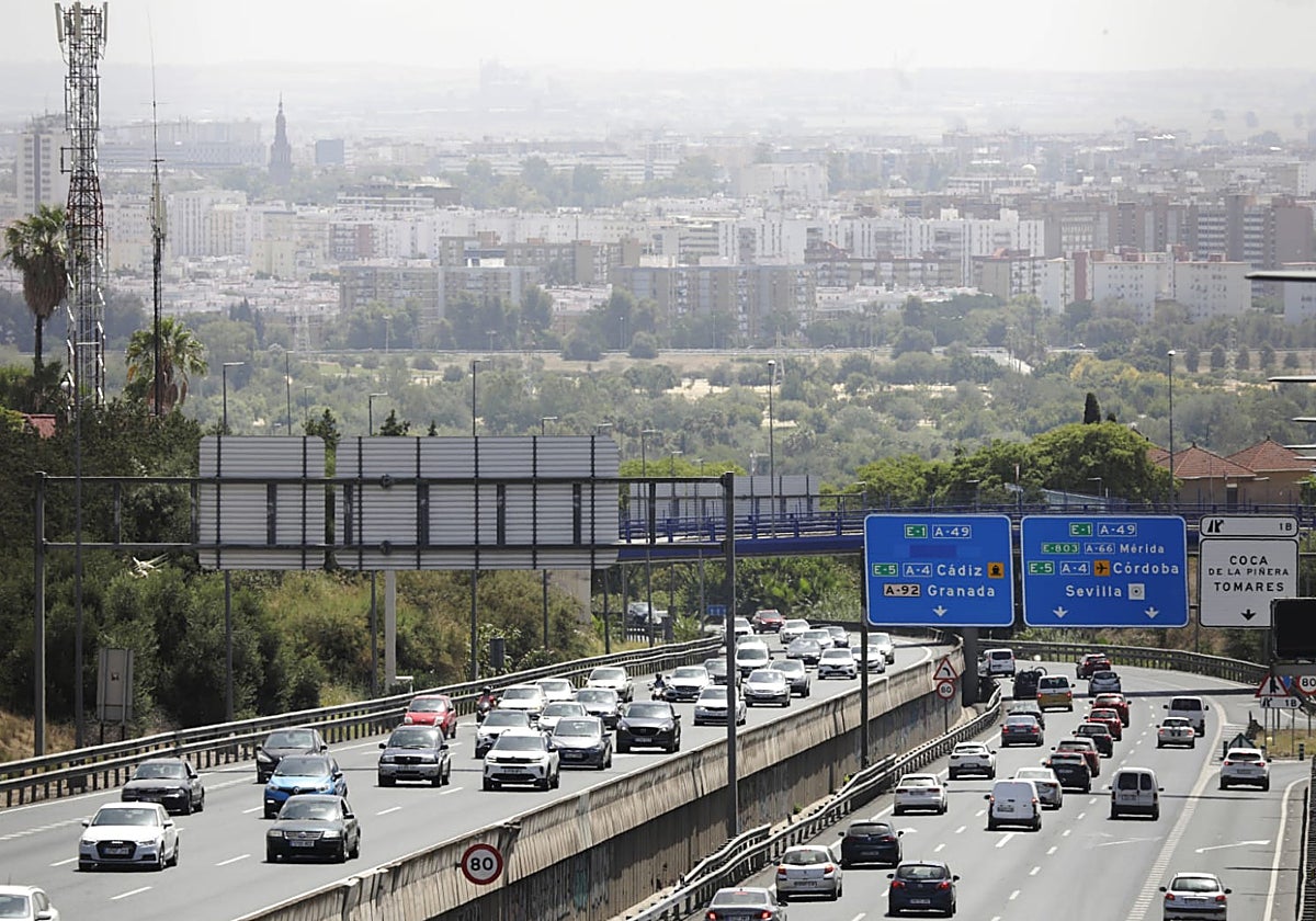 Tráfico en la A-49, una de las principales vías de entrada de la ciudad de Sevilla.