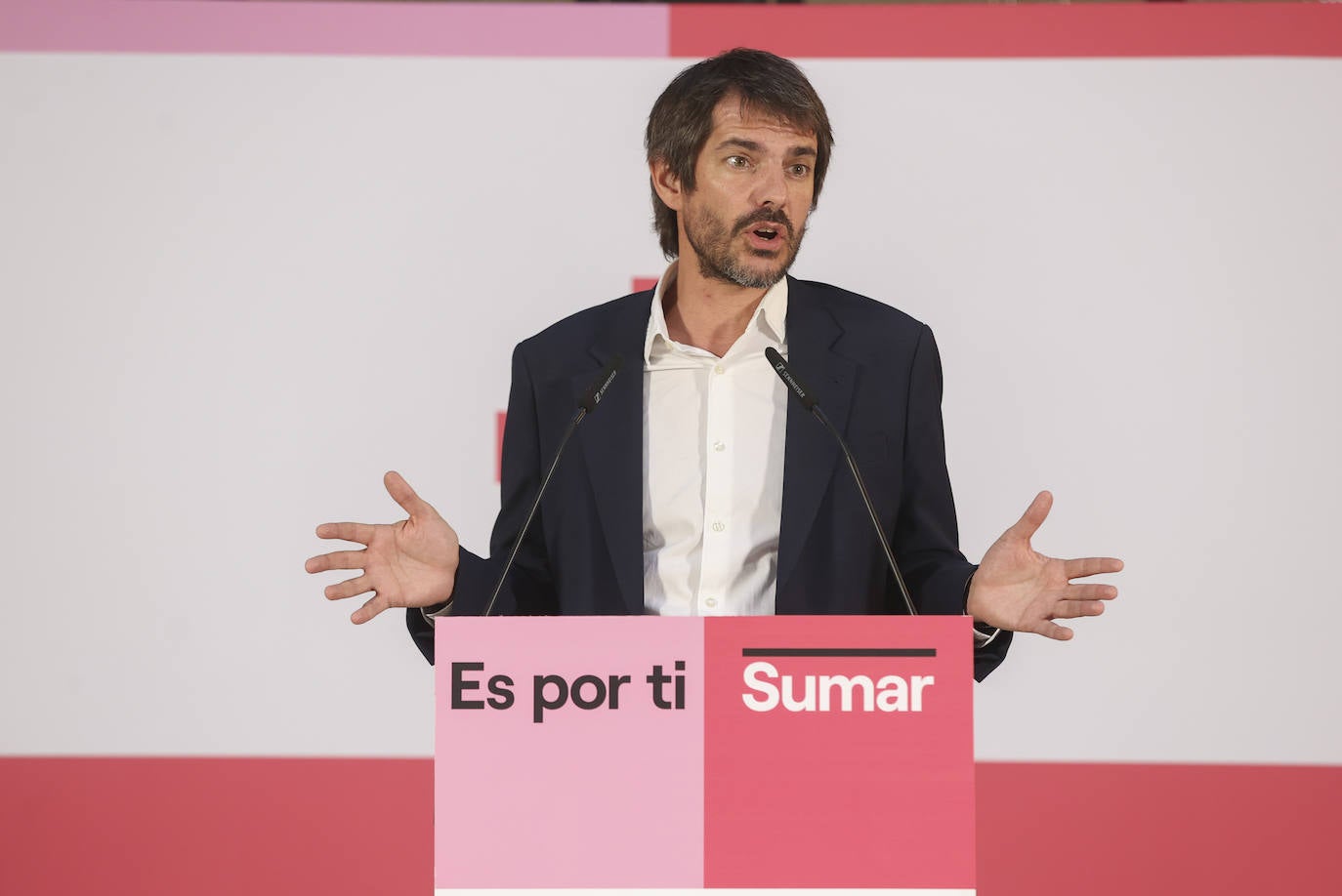 El portavoz de campaña de Sumar, Ernest Urtasun, ofrece declaraciones durante el escrutinio de los votos