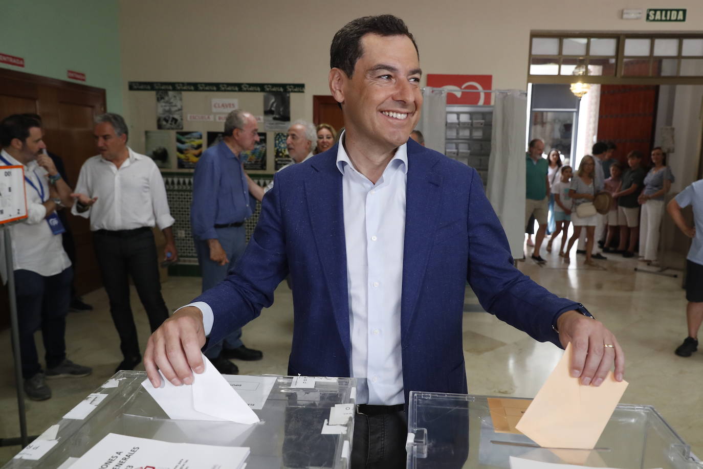 El presidente de la Junta de Andalucía, Juanma Moreno vota en el Colegio Sagrado Corazón de Málaga