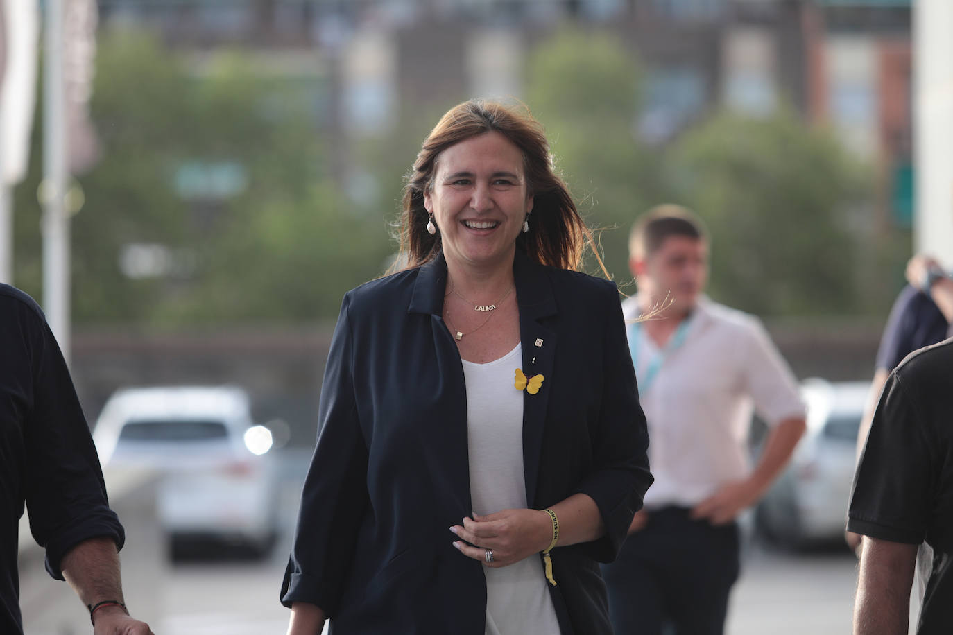 La presidenta de Junts per Catalunya, Laura Borràs, a su llegada para el seguimiento de la jornada electoral de los comicios generales en el hotel Barceló Sants, en Barcelona