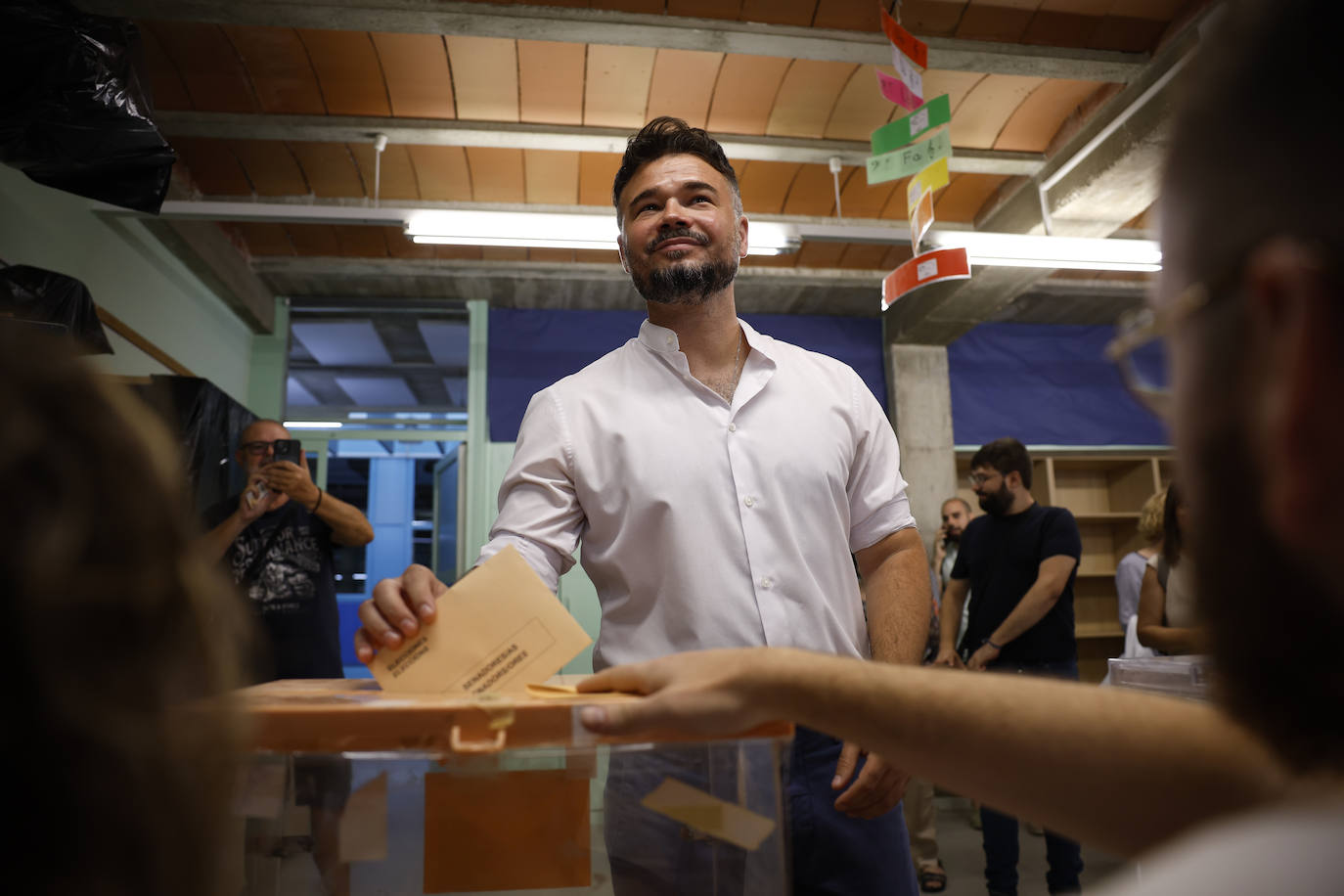 El cabeza de lista de ERC al Congreso por Barcelona, Gabriel Rufián, vota en la Escuela Mercè Rodoreda en Badalona