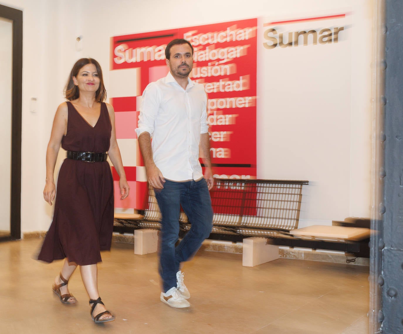 La diputada del Parlamento Europeo, Sira Rego, y el ministro de Consumo, Alberto Garzón, llegan a la sede de Sumar para seguir los resultados 