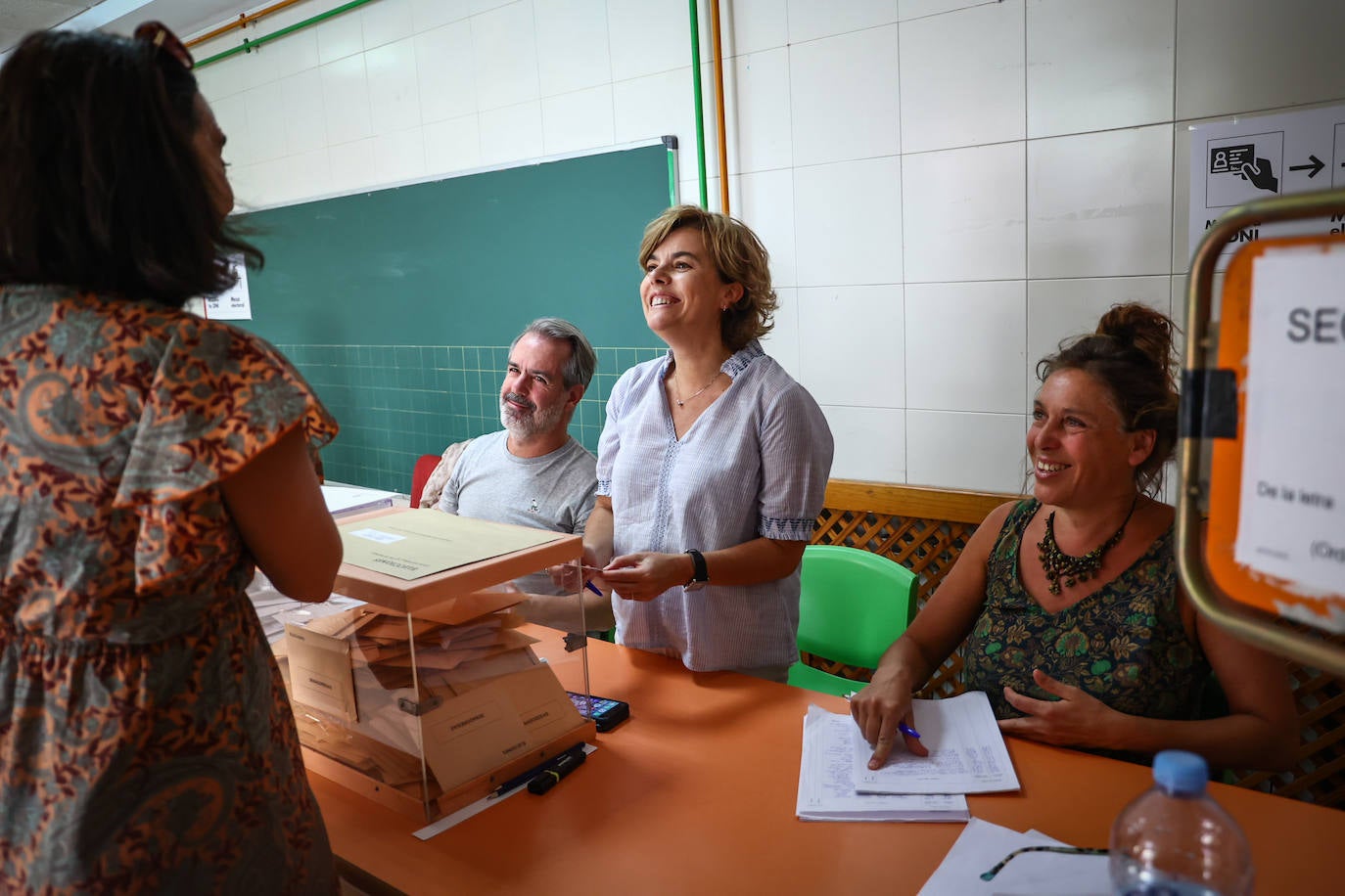 Soraya Sáenz de Santamaría en la mesa electoral del colegio Sagrada Familia