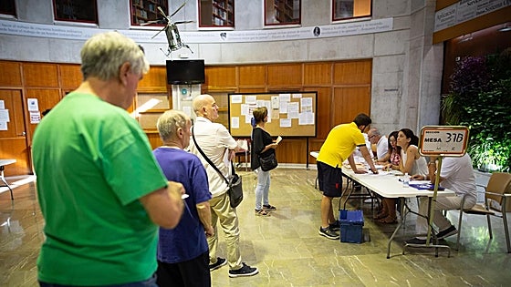El PP recupera su hegemonía en Granada a cuenta de un PSOE que se desploma en la capital