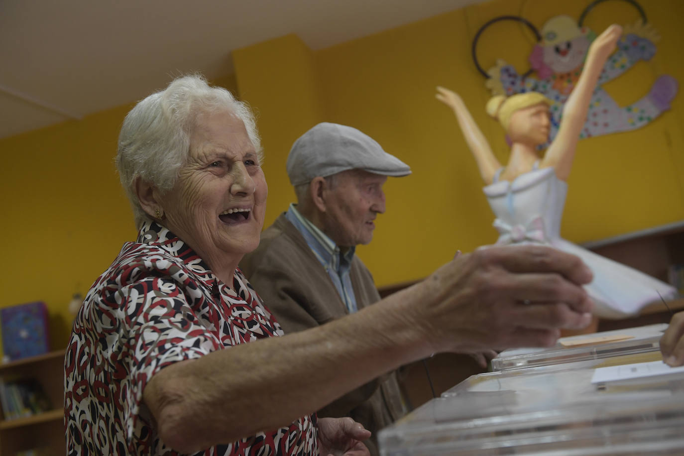 Una pareja de ancianos ejerce su derecho al voto en las elecciones generales en un colegio de Avilés