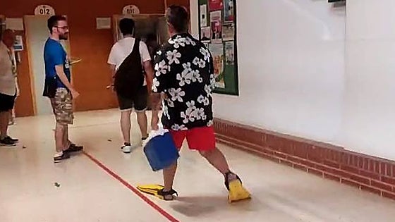 Acude a votar ataviado con aletas y tubo de buzo en Málaga