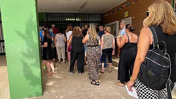 Mañana frenética en los colegios electorales de Málaga para evitar el calor: «Nos vamos directos a la playa»