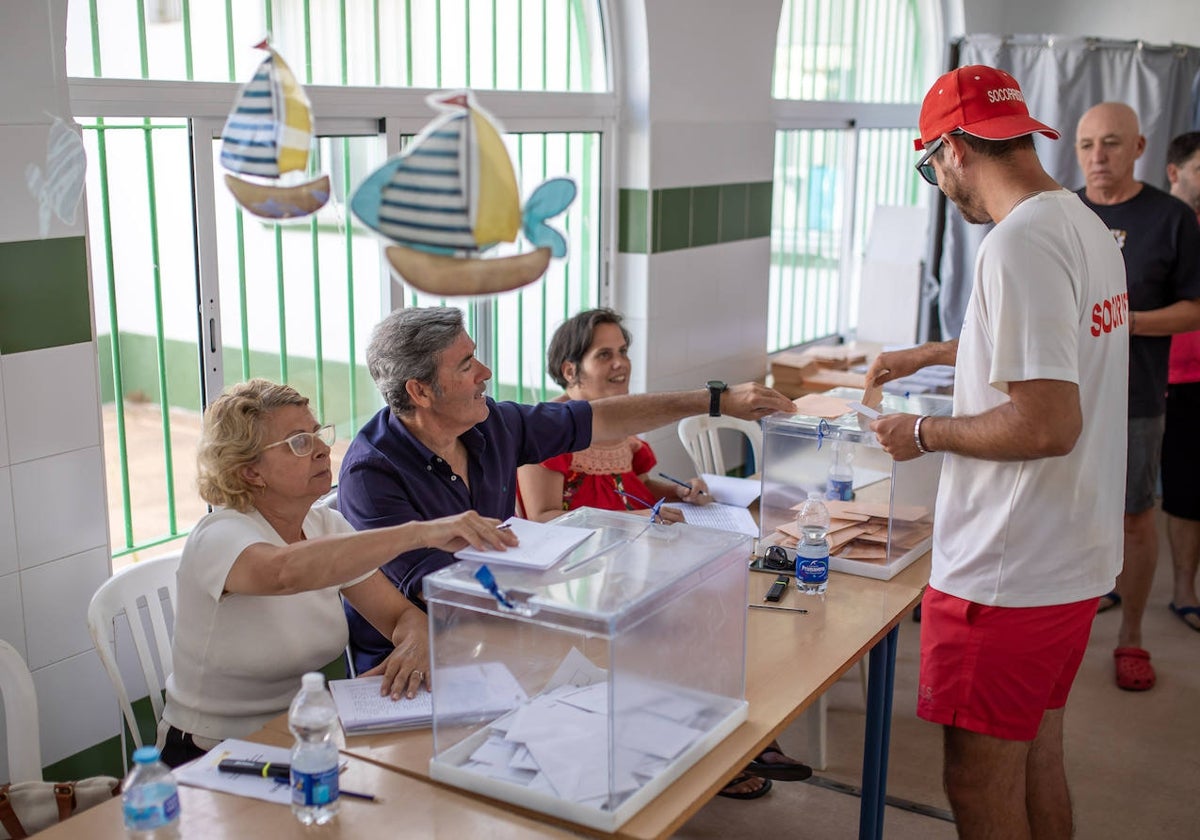 Un socorrista de la playa se dispone a votar este domingo en un colegio electoral de Punta Umbría