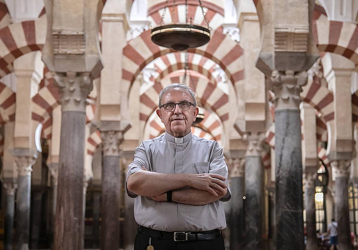 El sacerdote Manuel Pérez Moya, en la Mezquita-Catedral