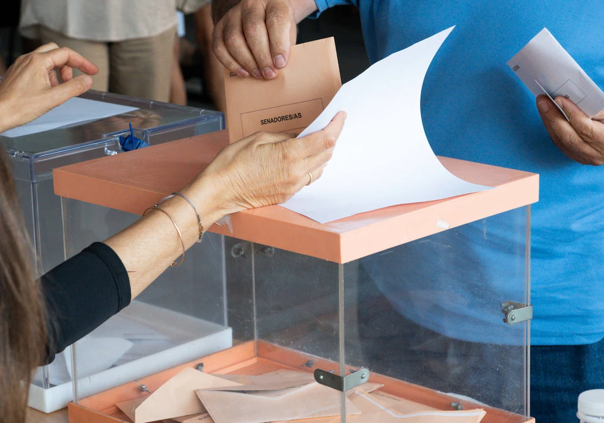 Un ciudadano deposita su voto en estas elecciones del 23J