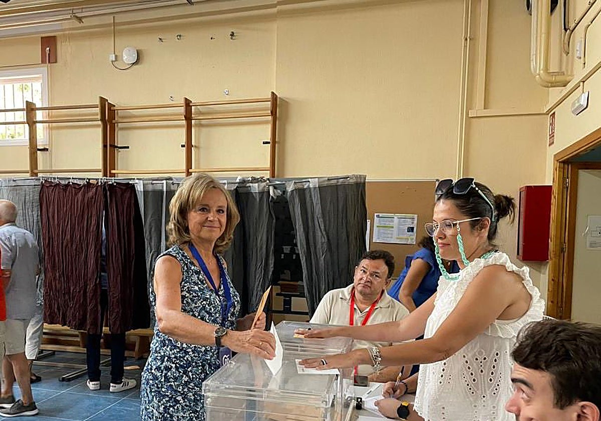La candidata del PP, María Luisa del Moral, votando en Jaén