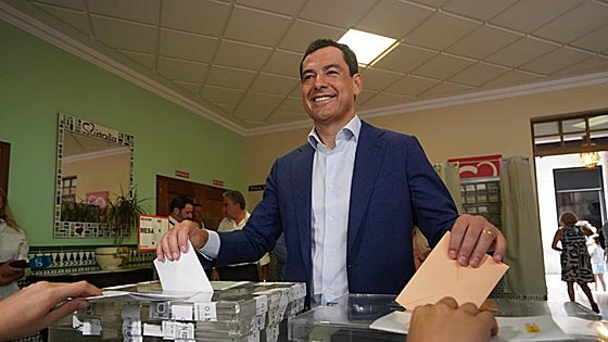 Juanma Moreno vota en Málaga y pide una participación masiva: «España se juega mucho»