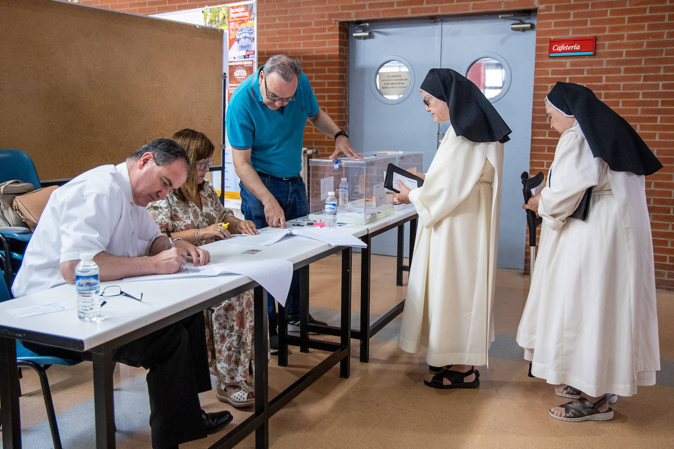 El obispo de la Diócesis de Calahorra y La Calzada-Logroño, Santos Montoya, ejerce este domingo como vocal de mesa electoral en el edificio Quintiliano de la Universidad de La Rioja, muy cercano al Seminario, donde reside