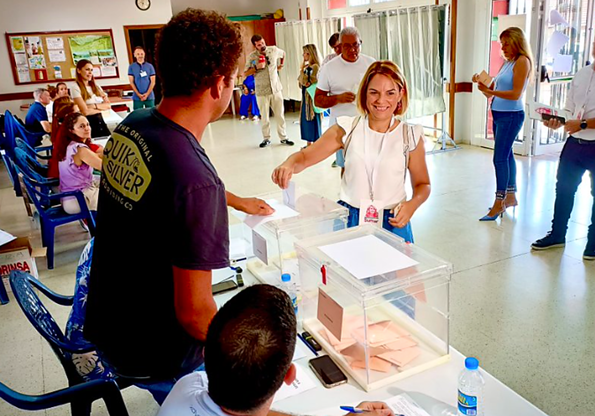 Noemí Santana vota en Gran Canaria