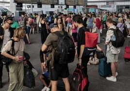 Quejas por la «falta de información» a los viajeros sin tren AVE en Valencia tras la incidencia y coches de alquiler a 550 euros