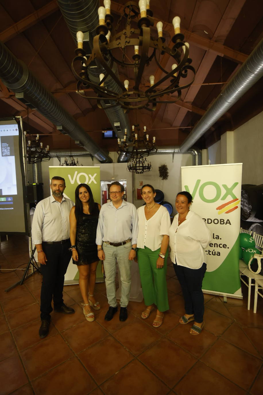 La igualada noche electoral en la &#039;sede&#039; de Vox en Córdoba, en imágenes