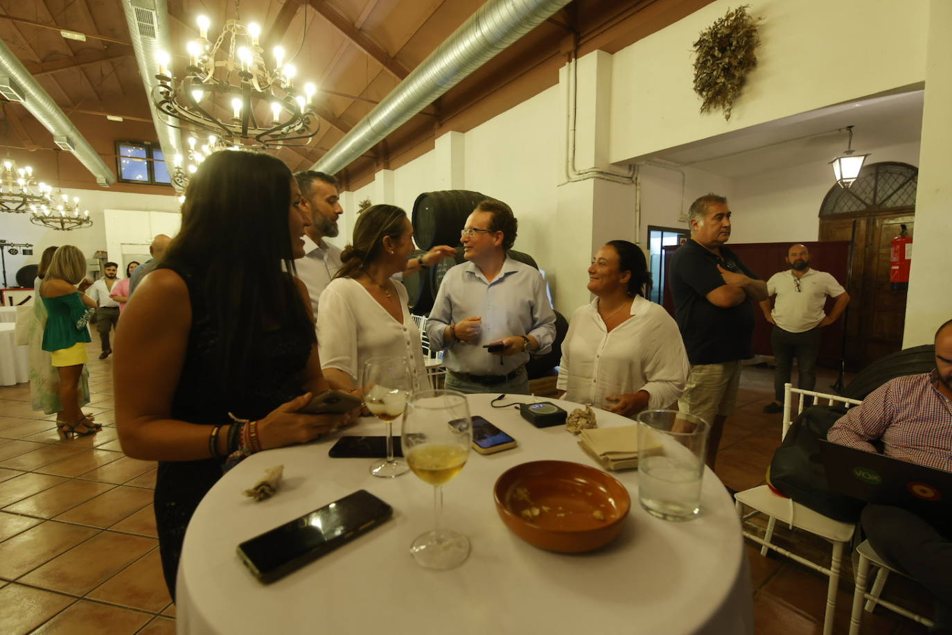 La igualada noche electoral en la &#039;sede&#039; de Vox en Córdoba, en imágenes