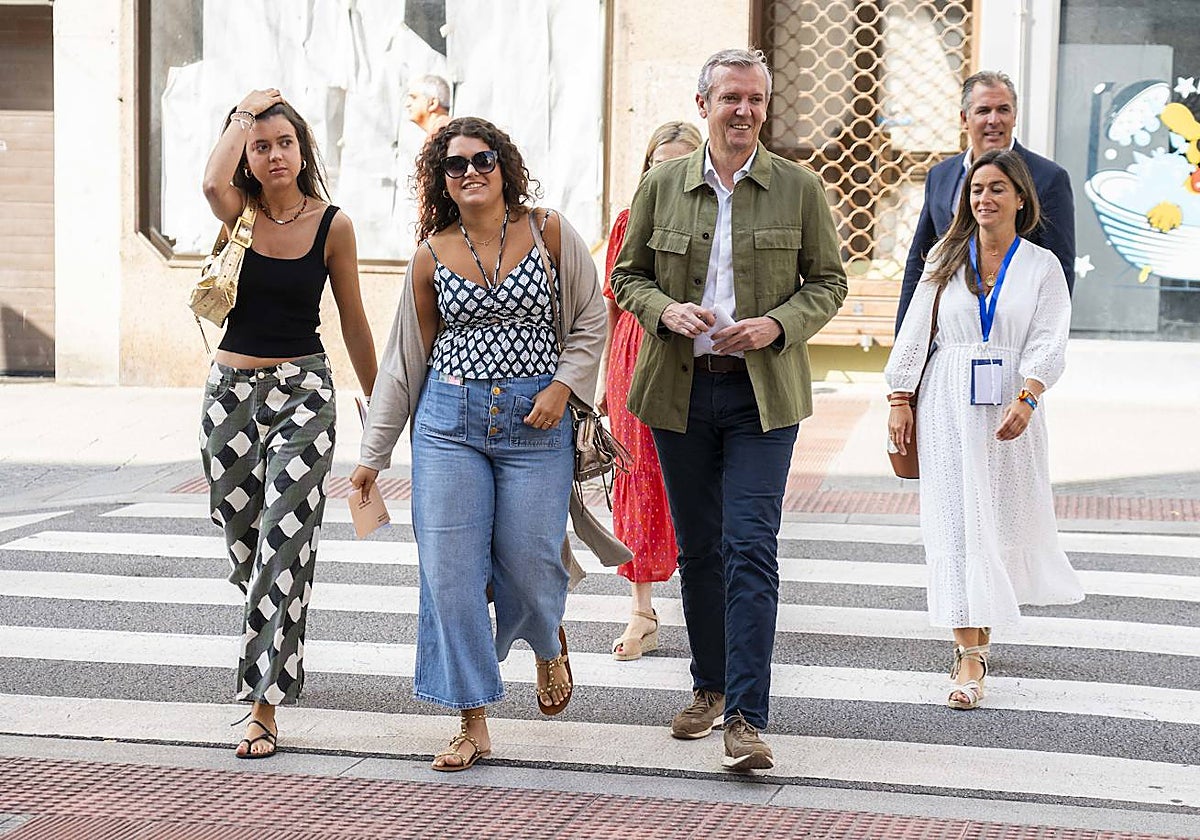 El presidente de la Xunta, Alfonso Rueda, este domingo de camino al colegio electoral