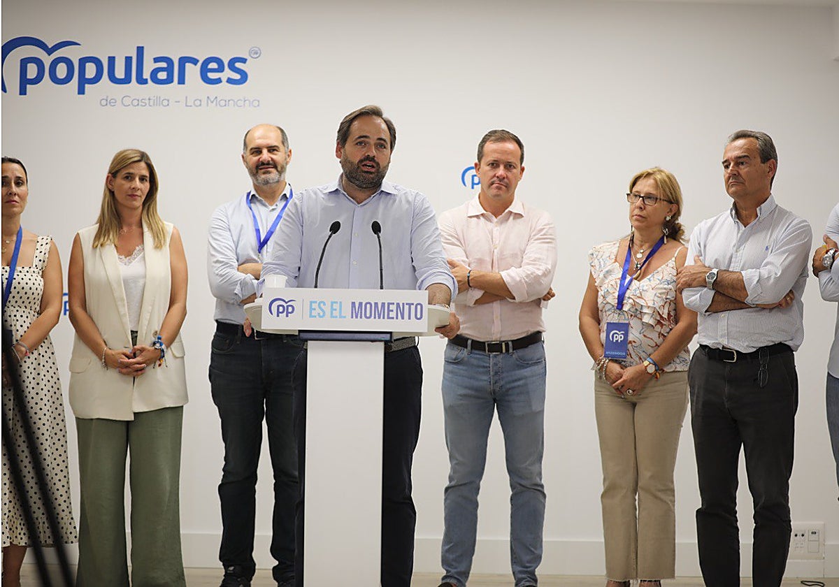 El presidente del PP de Castilla-La Mancha, Paco Núñez, felicita a Alberto Núñez Feijoó por sus resultados en las elecciones generales del 23J