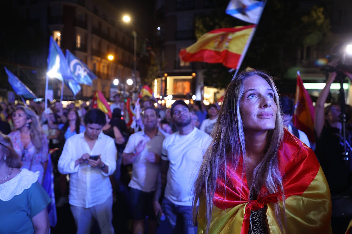 Simpatizantes esperando al líder el PP, Alberto Núñez Feijóo en su sede principal 