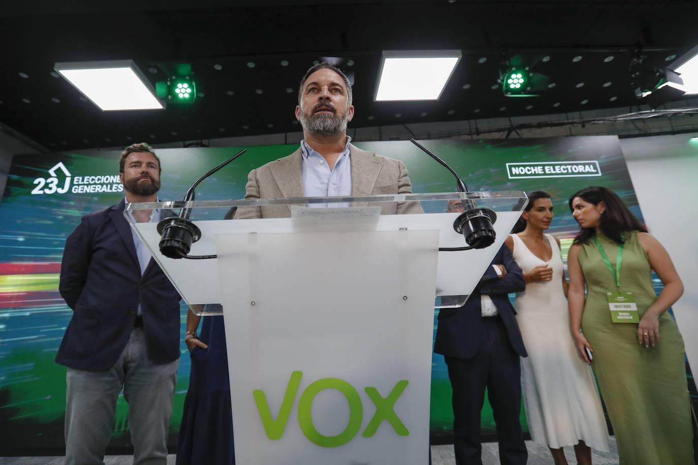 El presidente de Vox, Santiago Abascal, comparece ante los medios de comunicación en su sede de Madrid tras conocerse los resultados de las elecciones celebradas este domingo