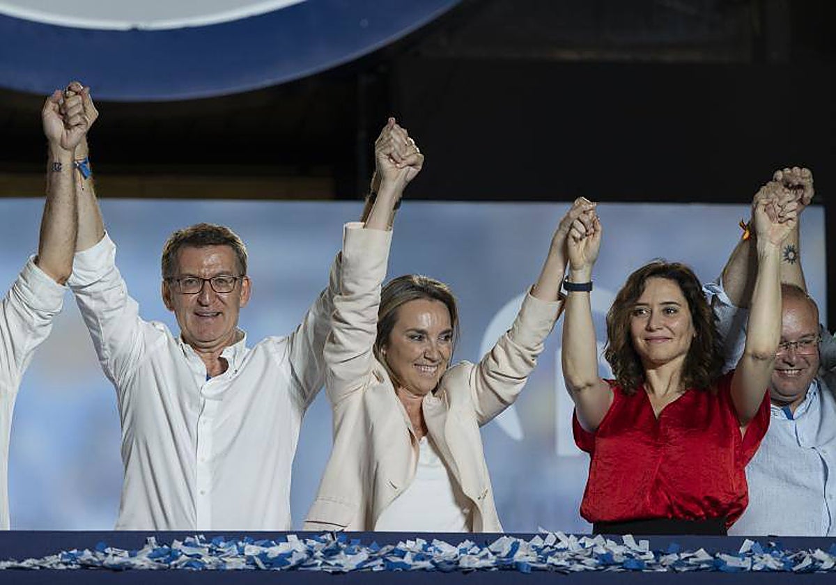 Alberto Núñez Feijóo, Cuca Gamarra e Isabel Díaz Ayuso, en el balcón de Génova la noche electoral
