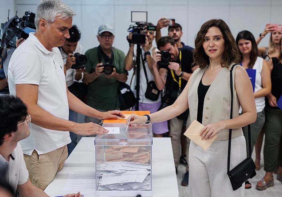 Isabel Díaz Ayuso, al votar en el Colegio La Inmaculada Marillac