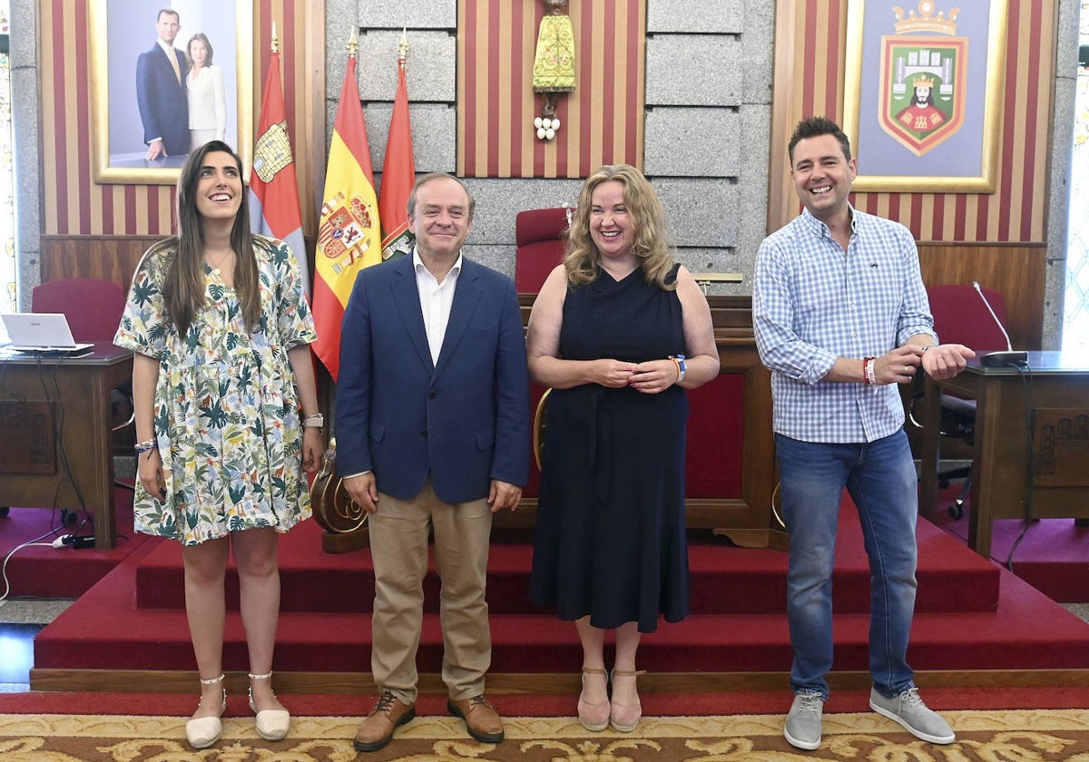 La alcaldesa de Burgos, Cristina Ayala Santamaría, acompañada de los portavoces de los grupos municipales, presenta la proposición conjunta que se elevará al Pleno extraordinario de infraestructuras