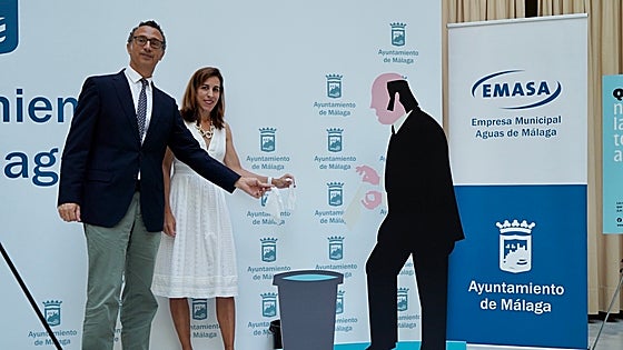 «¡Quietorrrrr!»: Málaga revive a Chiquito para acabar con las toallitas en el mar