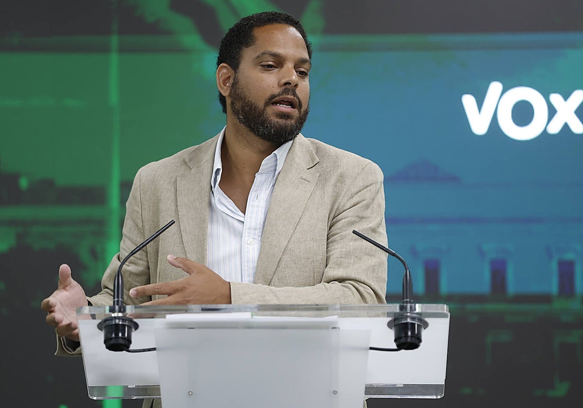 El secretario general de Vox, Ignacio Garriga, este lunes ante los medios para valorar los resultados del 23J