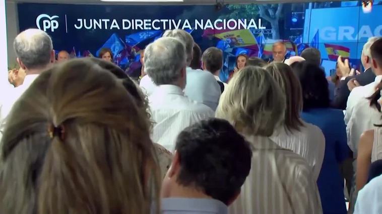 La Junta Directiva Nacional del PP recibe entre aplausos a Feijóo