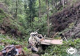 Muere un conductor tras salirse de la vía y caer por un desnivel de 50 metros en Asturias
