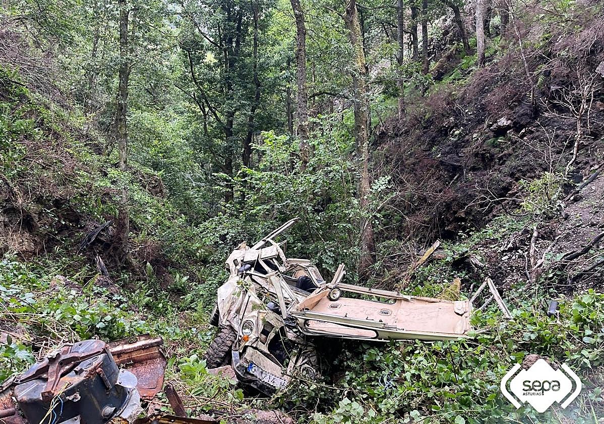 Imagen del vehículo tras caer por un desnivel
