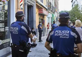 Dos detenidos por practicar masturbaciones y simular felaciones ante unos niños en la plaza de Pedro Zerolo