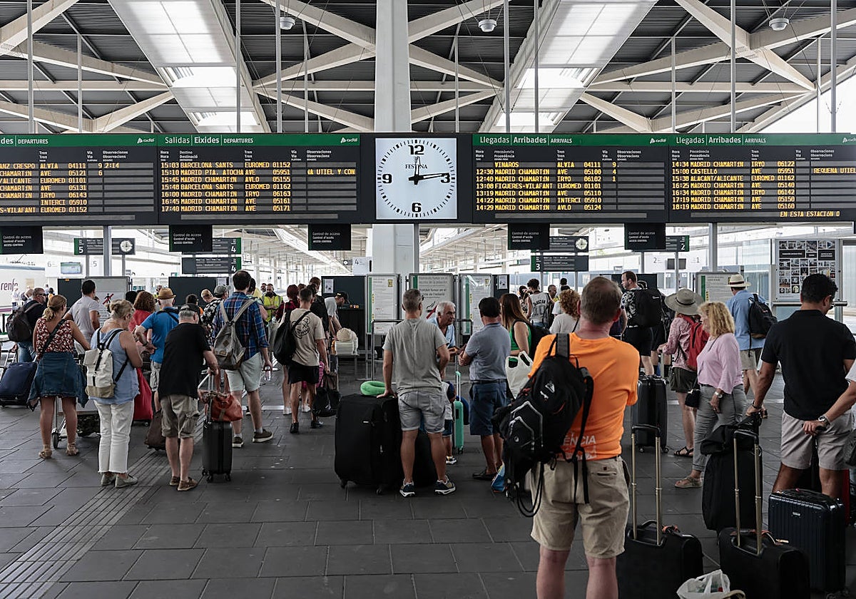 Imagen de los pasajeros esperando a su tren en la Estación Joaquín Sorolla de Valencia