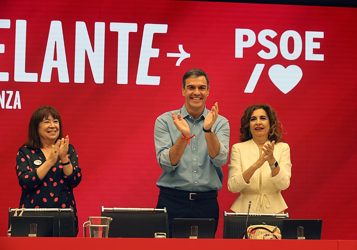 Pedro Sánchez, junto a la número dos del PSOE y ministra de Hacienda, María Jesús Montero, y la presidenta del partido, Cristina Narbona