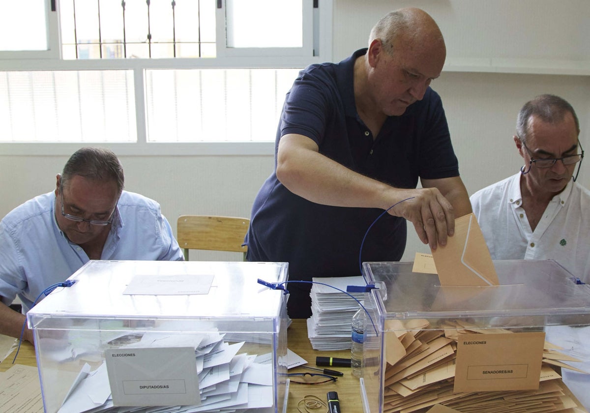 Votos en una mesa de Sevilla en las eleccoines del 23J