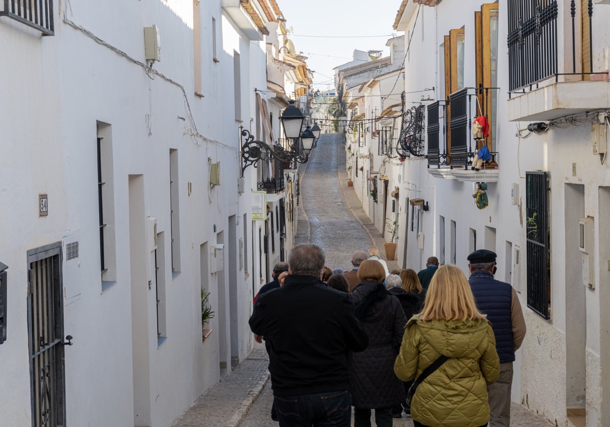 Un grupo de turistas del Imserso caminando por las calles de Altea (Alicante)