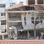 Muere un trabajador y otras dos personas resultan heridas al derrumbarse la fachada de un colegio en Logroño