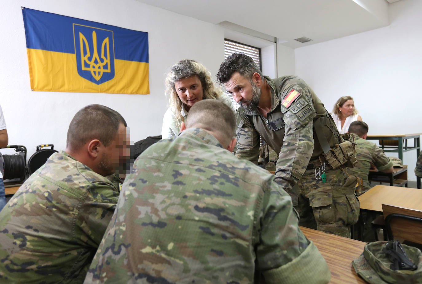 Margarita Robles visita a militares ucranianos que se forman en explosivos en Toledo