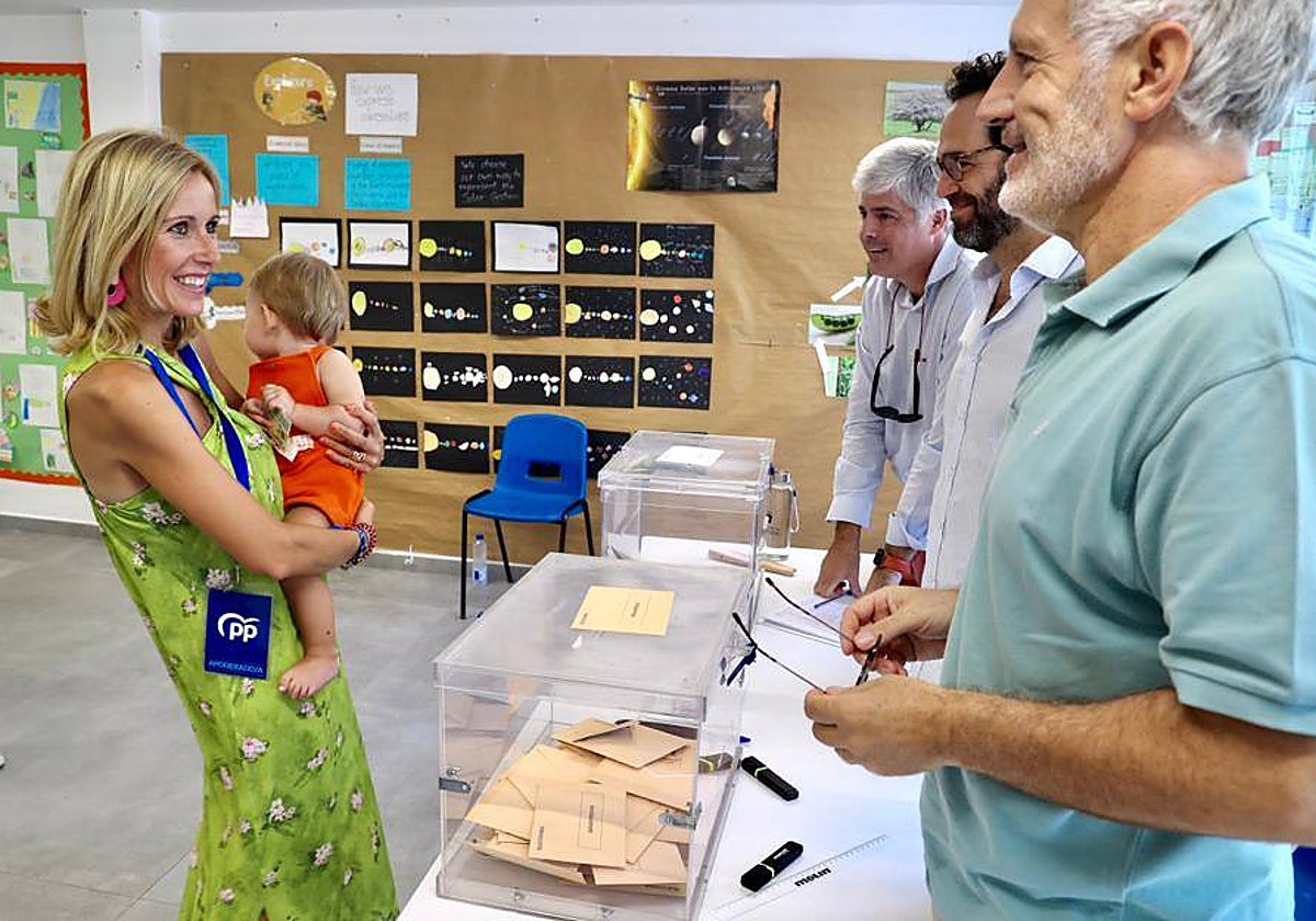 La alcaldesa de Alcobendas, Rocío García Alcántara, visitó el domingo el colegio electoral del Liceto Europeo, y los otros 20 colegios del municipios