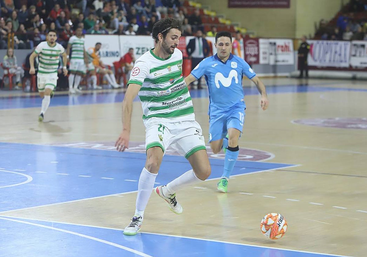 Zequi conduce el balón durante un partido con el Córdoba Patrimonio