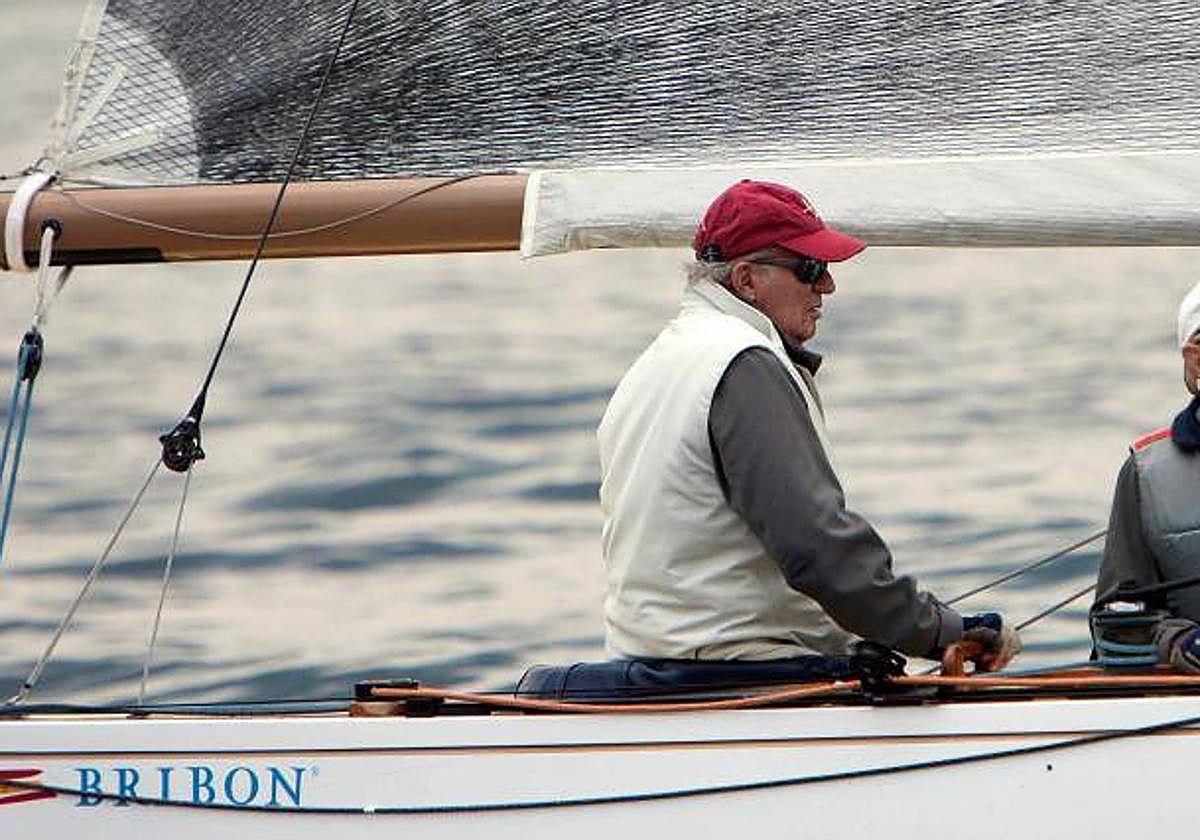 Don Juan Carlos abordo del 'Bribón' durante una regata en Sangenjo
