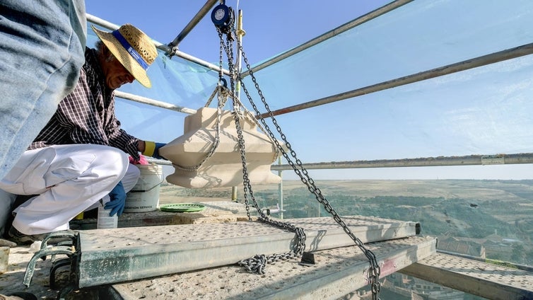 La Catedral de Segovia sustituye el remate de uno de sus pináculos con una reproducción de 300 kilos