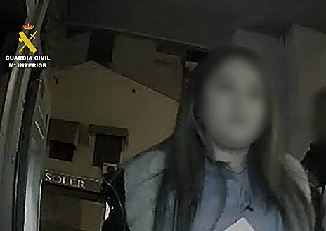 Imagen secundaria 1 - Imágenes de la operación de la Guardia Civil contra la banda de sextorsionadores