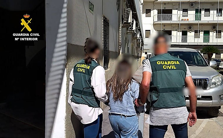 Imagen principal - Imágenes de la operación de la Guardia Civil contra la banda de sextorsionadores