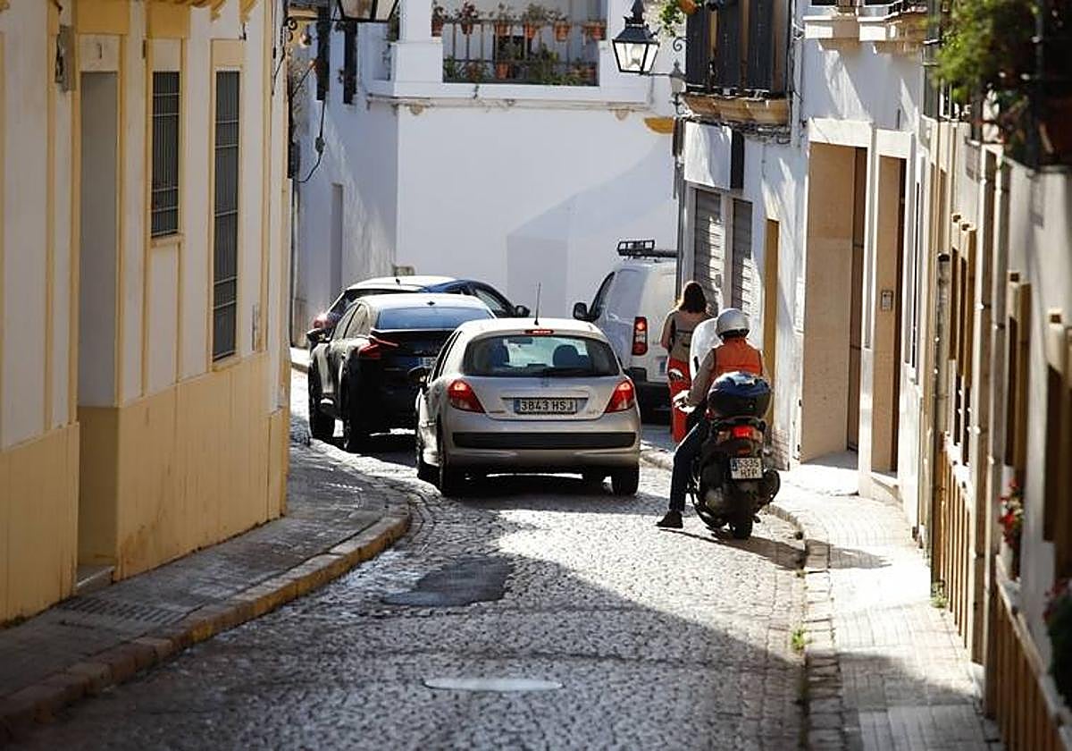 Coches circulando por el casco antiguo de Córdoba