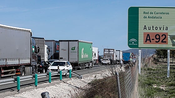 Muere un hombre en un accidente de tráfico en la autovía A-92 al chocar dos coches y un camión a la altura de Loja